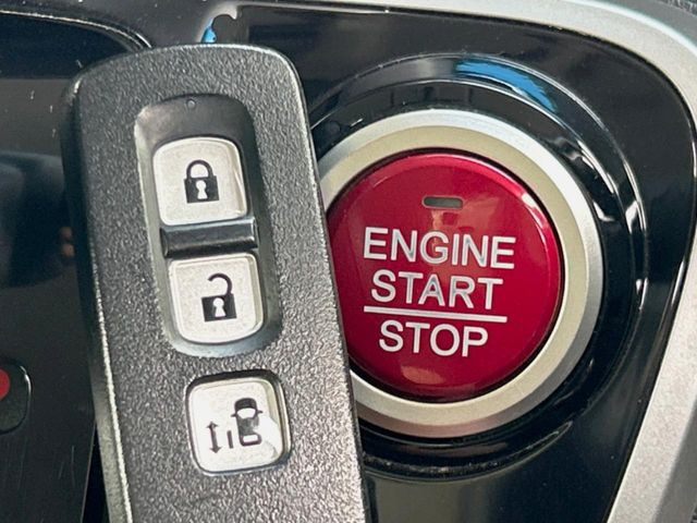 【Hondaスマートキー】カバンやポケットに入れたままでもドアの施錠・解錠が可能なスマートキーを装備。エンジンのオン・オフ時もカギを取り出す必要が無いからとっても便利です♪