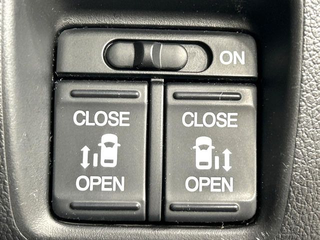 【両側パワースライドドア】スマートキーや運転席のスイッチで後席両側スライドドアの開閉が可能♪電動だから力を入れてドアを開ける必要が無く、小さなお子様でも簡単に開け閉めでき快適です♪