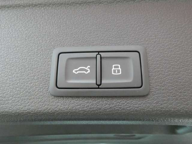 電動リアゲートで開閉も楽々♪リモコン操作も可能で荷物が多い時に助かります!