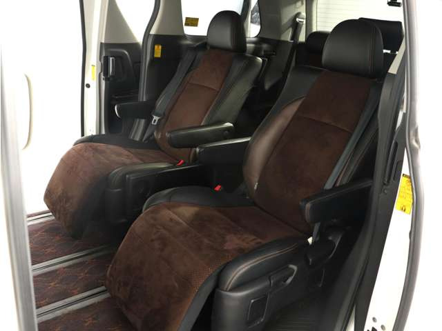 【特別仕様車限定】ハーフレザーシート!本革&ブラック人工皮革とアルカンターラシートがミックスされたハーフレザーシートです。おしゃれな色の組み合わせで高級感のある車内空間が広がっております。