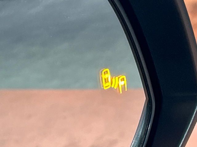 【ブラインドスポットモニター】走行中、ドアミラーの死角になりやすい箇所に後続車が接近するとサイドミラーのレンズに警告を表示!ドライバーに注意喚起をしてくれます。