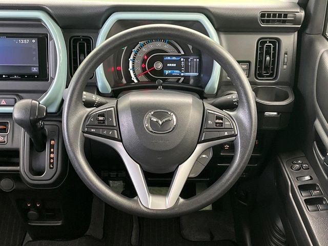 �C���e���A�ɍ��킹���f�U�C���̃X�e�A�����O�́A�^�]�������̂��Ƃ��l���A�^�]���₷���`��A�傫���ł��B�����x�A���ۂɐG���Ă��m���߂��������B