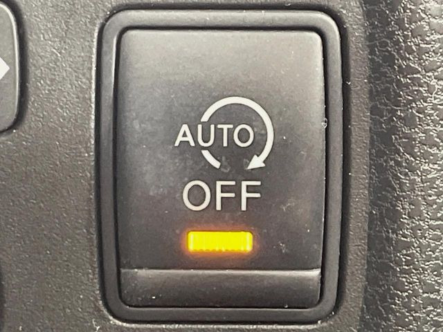 【アイドリングストップ】赤信号や渋滞で停車した際にエンジンを停止し、無駄な燃料の消費を抑えます。燃費向上や環境保護につなげる機能♪エンジンはブレーキを離せば再始動します。