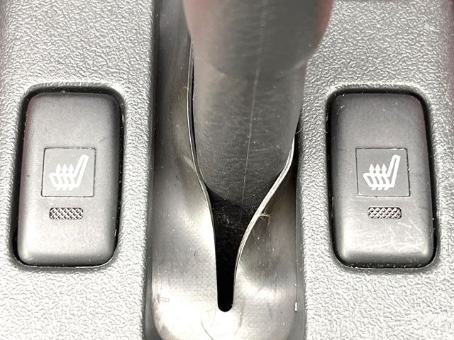 【シートヒーター】寒い日に重宝するシートヒーター!エアコンより早く温まってくれるので寒がりの人も安心ですね♪エアコンの温風は乾燥するから苦手、という方にもをおすすめです。