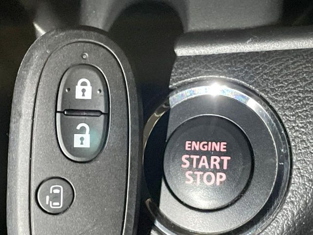 【キーレススタートシステム】カバンやポケットに入れたままでもドアの施錠・解錠が可能なスマートキーを装備。エンジンのオン・オフ時もカギを取り出す必要が無いからとっても便利です♪