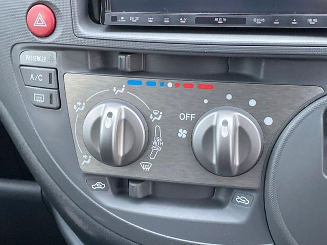 寒い冬も暑い夏も全席に快適な空調を届けてくれる、ダイヤル式エアコンを装備♪