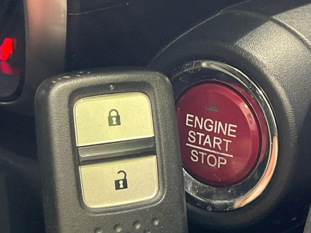 �yHonda�X�}�[�g�L�[�z�J�o����|�P�b�g�ɓ��ꂽ�܂܂ł��h�A�̎{���E�������\�ȃX�}�[�g�L�[�𑕔��B�G���W���̃I���E�I�t�����J�M�����o���K�v����������Ƃ��Ă��֗��ł���