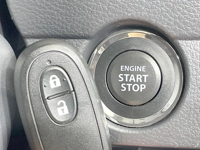 【キーレススタートシステム】カバンやポケットに入れたままでもドアの施錠・解錠が可能なスマートキーを装備。エンジンのオン・オフ時もカギを取り出す必要が無いからとっても便利です♪