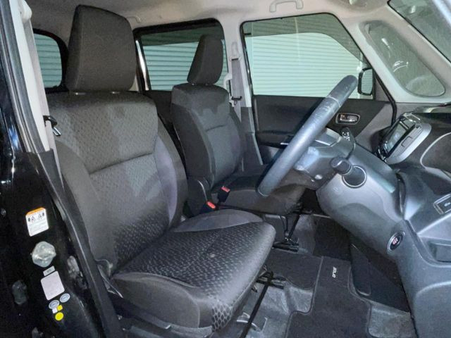 運転席まわりには十分なスペースがあり、大柄な方でもゆったり運転していただける環境です。