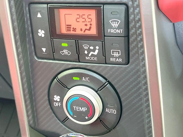 【オートエアコン】一度お好みの温度に設定すれば、車内の温度を検知し風量や温度を自動で調整。暑い…寒い…と何度もスイッチ操作をする必要はありません。快適な車内空間には必須の機能ですね♪