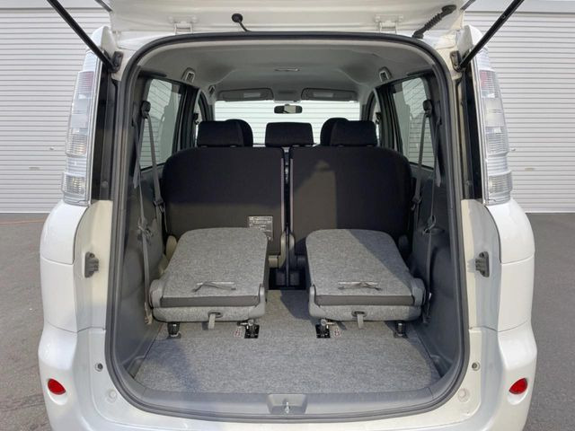 普段のお買い物や通勤、送迎等に十分な荷室スペースを確保しております。セカンドシートを倒すと、大きな荷物の積載も可能です♪