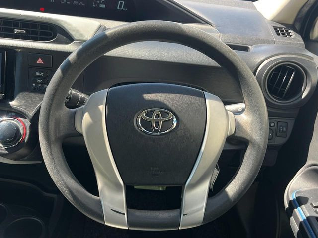 �C���e���A�ɍ��킹���f�U�C���̃X�e�A�����O�́A�^�]�������̂��Ƃ��l���A�^�]���₷���`��A�傫���ł��B�����x�A���ۂɐG���Ă��m���߂��������B