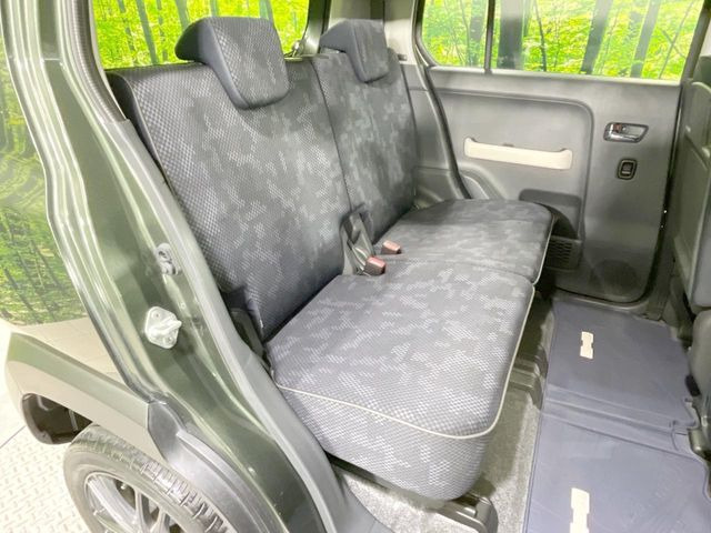 後部座席も気になるようなキズ・汚れやへたり等、大きなダメージはなく、良好な状態です。