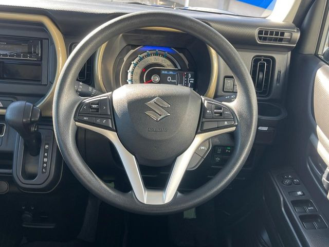 �C���e���A�ɍ��킹���f�U�C���̃X�e�A�����O�́A�^�]�������̂��Ƃ��l���A�^�]���₷���`��A�傫���ł��B�����x�A���ۂɐG���Ă��m���߂��������B