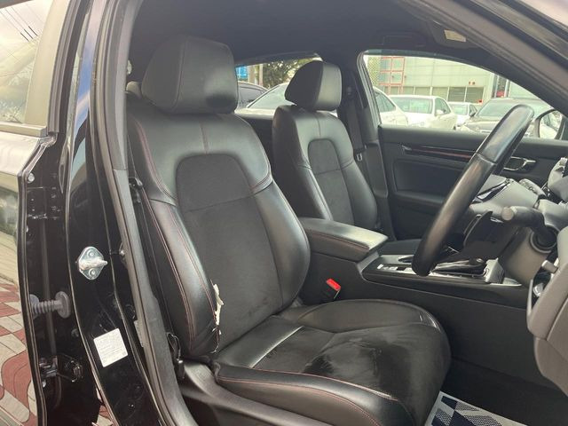 【ハーフレザーシート】高級感と座り心地を両立した人気のシート♪背面・座面はスエード調となっており、肌触りや滑りにくさに優れています。気温や服装に左右されず快適にお乗りいただけます。