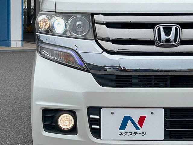 【HIDヘッドライト】非常に明るく前方を照らしてくれるので、悪天候や夜間の走行時も視界良好で安心してお乗りいただけます。