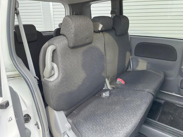 広々とした2列目シートは居住性が高く、居心地も快適!友達や家族とのお出かけにぴったりです。ベビーシートやチャイルドシート使用時も快適にお過ごしいただける十分な空間を確保しています。