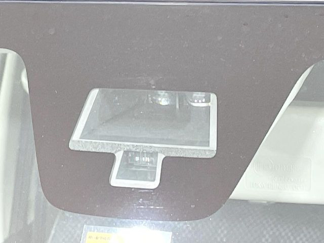 【レーダーブレーキサポート】走行中に前方の車両等を認識し、衝突しそうな時は警報とブレーキで衝突回避と被害軽減をアシスト。より安全にドライブをお楽しみいただけます。