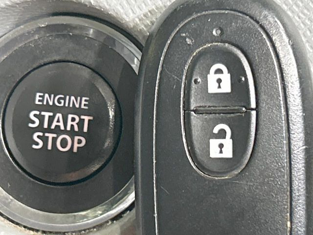 【キーレススタートシステム】カバンやポケットに入れたままでもドアの施錠・解錠が可能なスマートキーを装備。エンジンのオン・オフ時もカギを取り出す必要が無いからとっても便利です♪