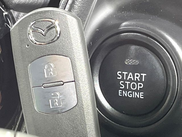 【アドバンストキー】カバンやポケットに入れたままでもドアの施錠・解錠が可能なスマートキーを装備。エンジンのオン・オフ時もカギを取り出す必要が無いからとっても便利です♪