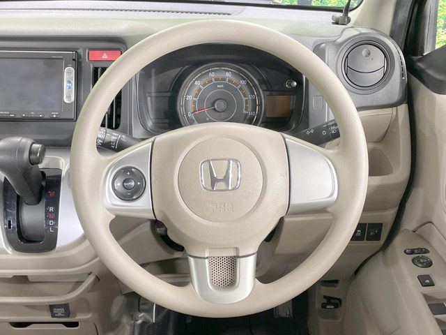 �C���e���A�ɍ��킹���f�U�C���̃X�e�A�����O�́A�^�]�������̂��Ƃ��l���A�^�]���₷���`��A�傫���ł��B�����x�A���ۂɐG���Ă��m���߂��������B