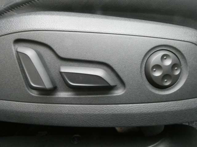 パワーシートで前後上下、背もたれの調整も楽々操作!!