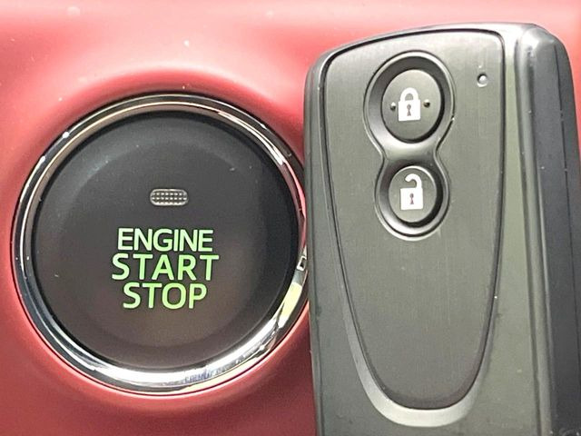 【キーフリーシステム】カバンやポケットに入れたままでもドアの施錠・解錠が可能なスマートキーを装備。エンジンのオン・オフ時もカギを取り出す必要が無いからとっても便利です♪