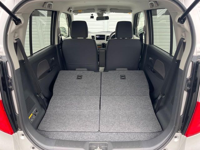 後席を格納すると、これだけの広さが!シーンに合わせたシートアレンジで、大きな荷物も積むことが出来ます♪