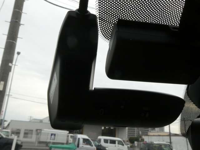 今では必需品のドライブレコーダー♪万が一の時の証拠に!!前後タイプの取り扱いも御座います♪お気軽にご相談下さいませ♪