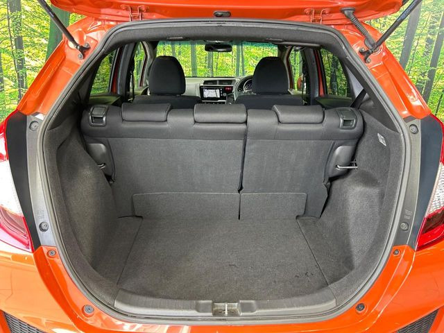 ���i�̂���������ʋ΁A���}���ɏ\���ȉ׎��X�y�[�X���m�ۂ��Ă���܂��B�Z�J���h�V�[�g��|���ƁA�傫�ȉו��̐ύڂ��\�ł���