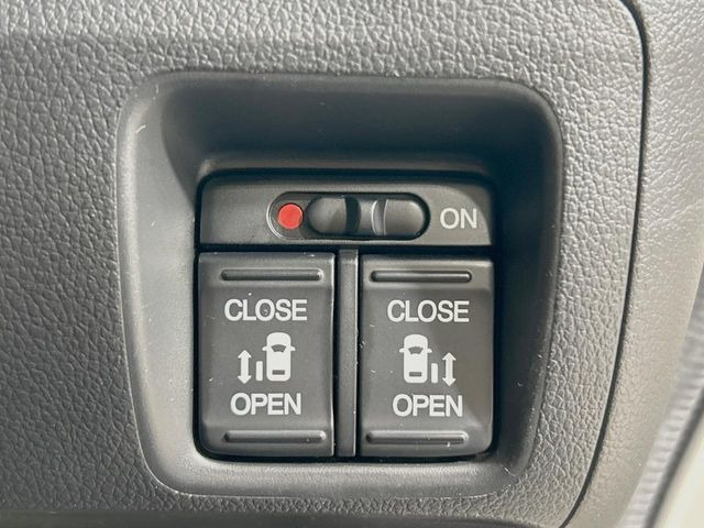 【両側パワースライドドア】スマートキーや運転席のスイッチで後席両側スライドドアの開閉が可能♪電動だから力を入れてドアを開ける必要が無く、小さなお子様でも簡単に開け閉めでき快適です♪