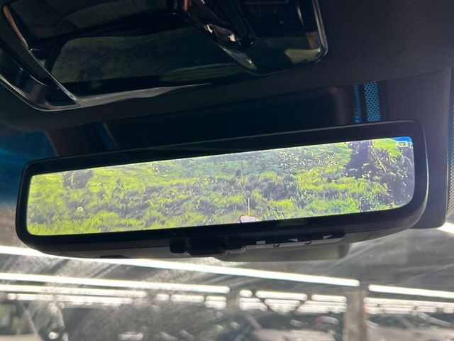 【デジタルインナーミラー】後席の大きな荷物や同乗者で後方が確認しづらい時でも安心!カメラが撮影した車両後方の映像をルームミラー内に表示。クリアな視界で状況の確認が可能です!