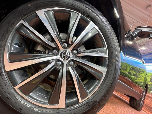 【純正18インチアルミホイール】外観にマッチした純正アルミホイールを装着しております。各種社外アルミホイールや、スタッドレスタイヤも取扱いしております。是非ご相談ください♪