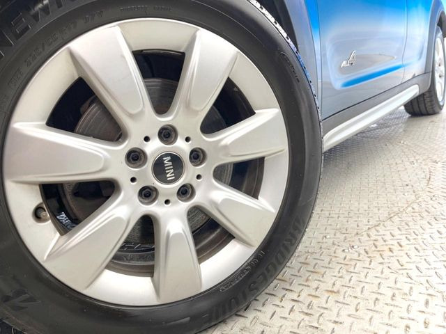 ●純正17インチアルミホイール:輸入車ならではの卓越した走りを支えるホイールと足回りです!日本車の走りに慣れている方にもぜひ体感して頂きたいほど、高いレベルでまとまっています!