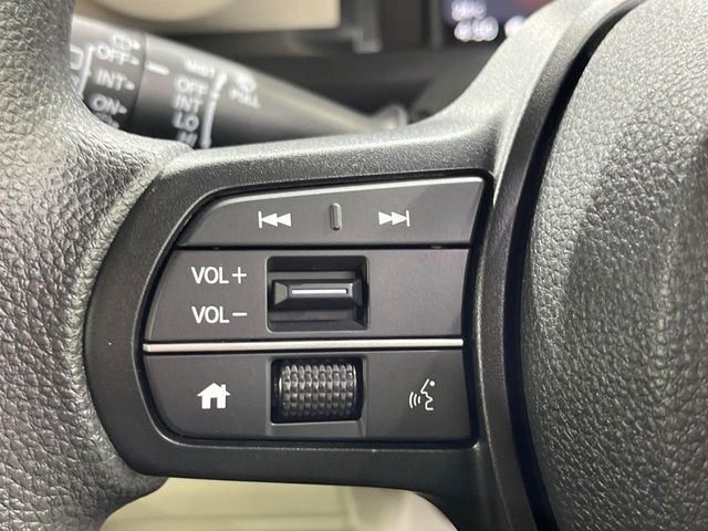 【ステアリングスイッチ】運転中、前方から目線をそらすことなく、オーディオ等の操作が可能な便利機能!安心&快適なドライブを演出してくれます♪