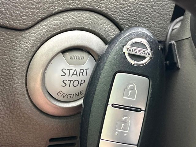 【インテリジェントキー】カバンやポケットに入れたままでもドアの施錠・解錠が可能なスマートキーを装備。エンジンのオン・オフ時もカギを取り出す必要が無いからとっても便利です♪