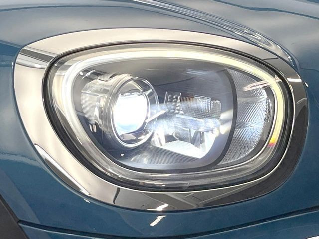 ●LEDヘッドライト:夜間走行時も良好な視界を確保し安心して運転できる高輝度LEDヘッドライトを装備!点灯速度が早く、消費電力も抑えられています。