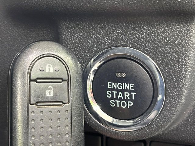 【キーフリーシステム】カバンやポケットに入れたままでもドアの施錠・解錠が可能なスマートキーを装備。エンジンのオン・オフ時もカギを取り出す必要が無いからとっても便利です♪