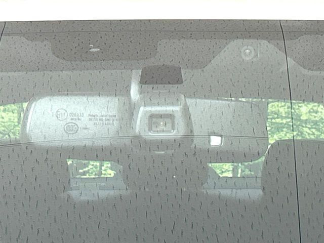 【インテリジェントエマージェンシーブレーキ】フロントカメラで前方の車両や歩行者を検知。衝突しそうな時は衝突被害軽減ブレーキが作動、衝突回避をサポート。より安全にドライブをお楽しみいただけます。