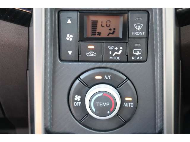 AUTOエアコンで温度調整もボタン一つで楽々!