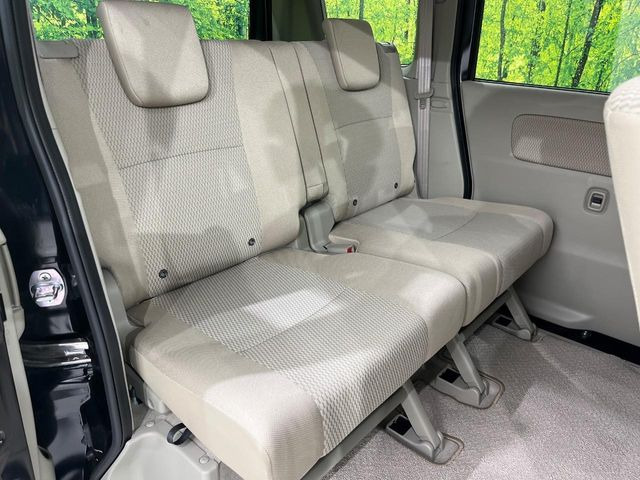 後部座席も気になるようなキズ・汚れやへたり等、大きなダメージはなく、良好な状態です。