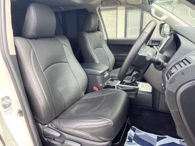 運転席まわりには十分なスペースがあり、大柄な方でもゆったり運転していただける環境です。