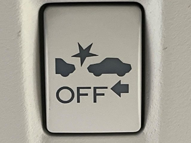 【アイサイトVer2】前方の車両等を検知し、衝突しそうな時は警報で注意を促し、ブレーキを踏む力をサポート。ブレーキを踏めなかった場合は衝突被害軽減ブレーキが作動、衝突回避をサポートします。