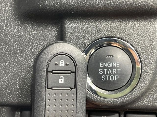 【キーフリーシステム】カバンやポケットに入れたままでもドアの施錠・解錠が可能なスマートキーを装備。エンジンのオン・オフ時もカギを取り出す必要が無いからとっても便利です♪