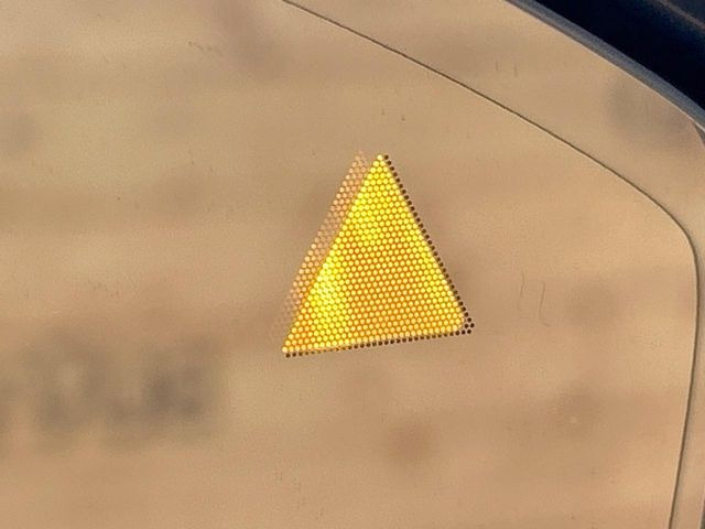 �y�u���C���h�X�|�b�g���j�^�����O�z���s���A�h�A�~���[�̎��p�ɂȂ�₷���ӏ��Ɍ㑱�Ԃ��ڋ߂���ƃT�C�h�~���[�t�߂Ɍx����\���A�h���C�o�[�ɒ��ӊ��N�����Ă���܂��B