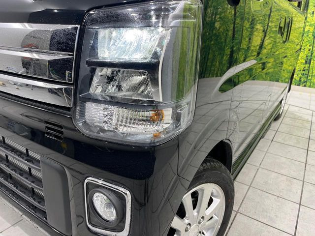 【LEDヘッドライト】悪天候や夜間走行時も良好な視界を確保し安心して運転できる高輝度LEDヘッドライトを装備!点灯速度が早く、消費電力も抑えられています。