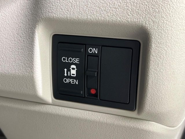 【パワースライドドア】スマートキーや運転席のスイッチでスライドドアの開閉が可能♪電動だから力を入れてドアを開ける必要が無く、小さいお子様でも、重い荷物を持っている時もラクに開け閉めできます♪