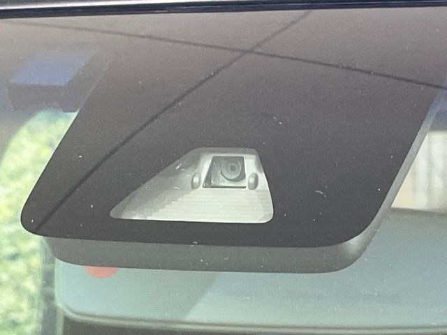 【スマートアシスト】走行中に前方の車両等を認識し、衝突しそうな時は警報とブレーキで衝突回避と被害軽減をアシスト。より安全にドライブをお楽しみいただけます。