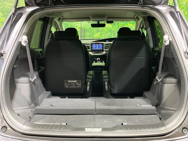 後席を格納すると、これだけの広さが!シーンに合わせたシートアレンジで、大きな荷物も積むことが出来ます♪