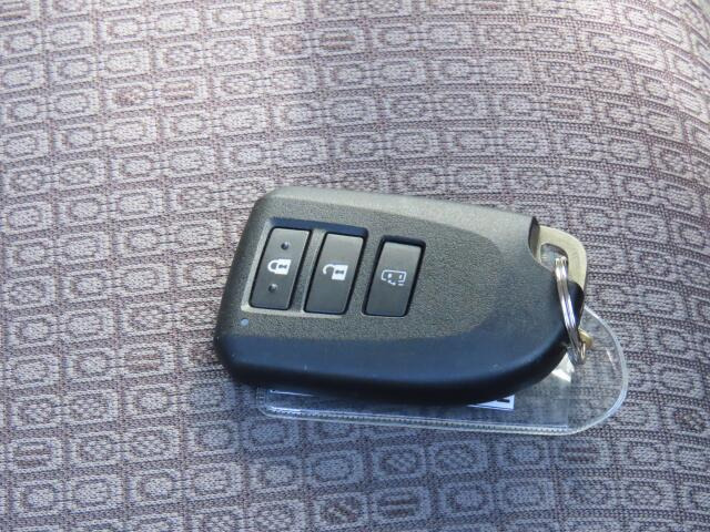 キーをポケットに入れたままでもエンジンON/OFF、ドア施錠/開錠可能♪便利なスマートキー付です♪